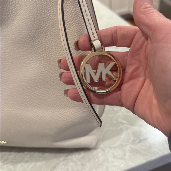 Michael Kors Joan Large Slouchy Leather Shoulder Bag in light cream - Picture 4 of 12